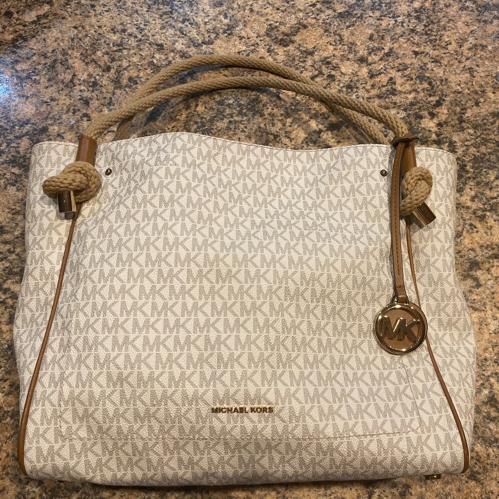 Michael Kors Authentic Isla Handbag in great condition. Dust bag included. P